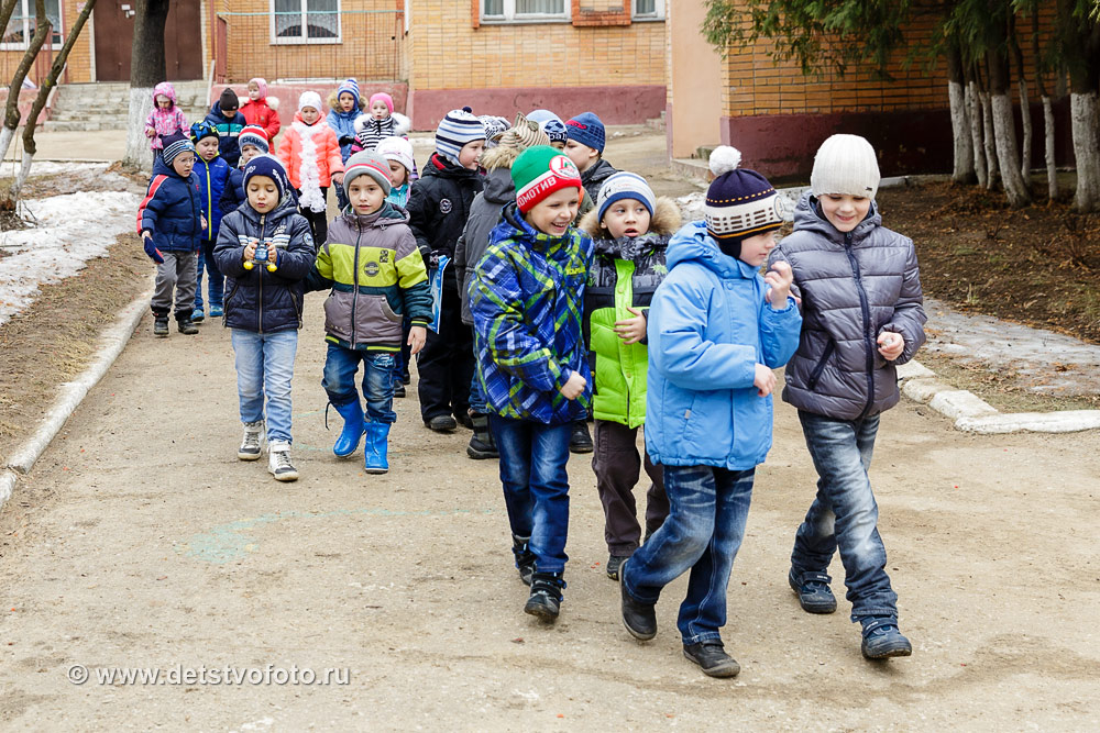 дети идут на прогулку в детском саду