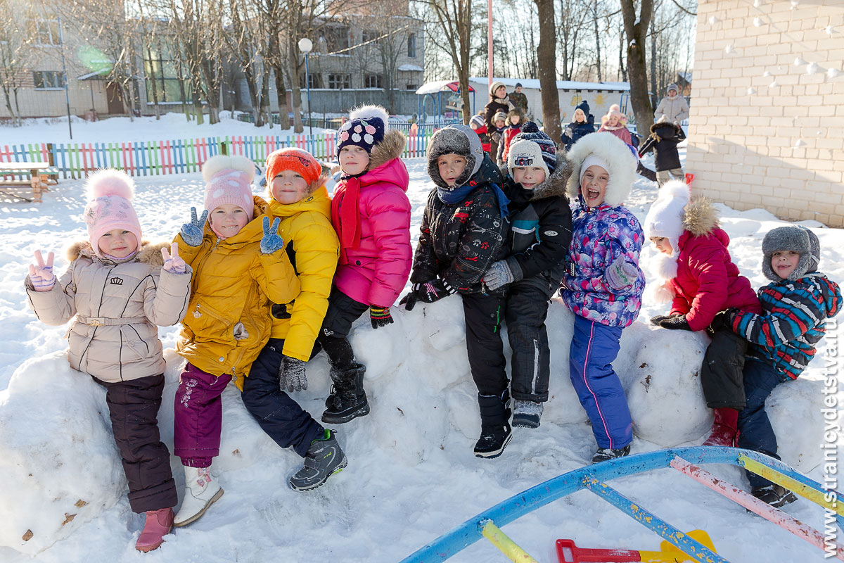 Дети катаются на снежном паровозе