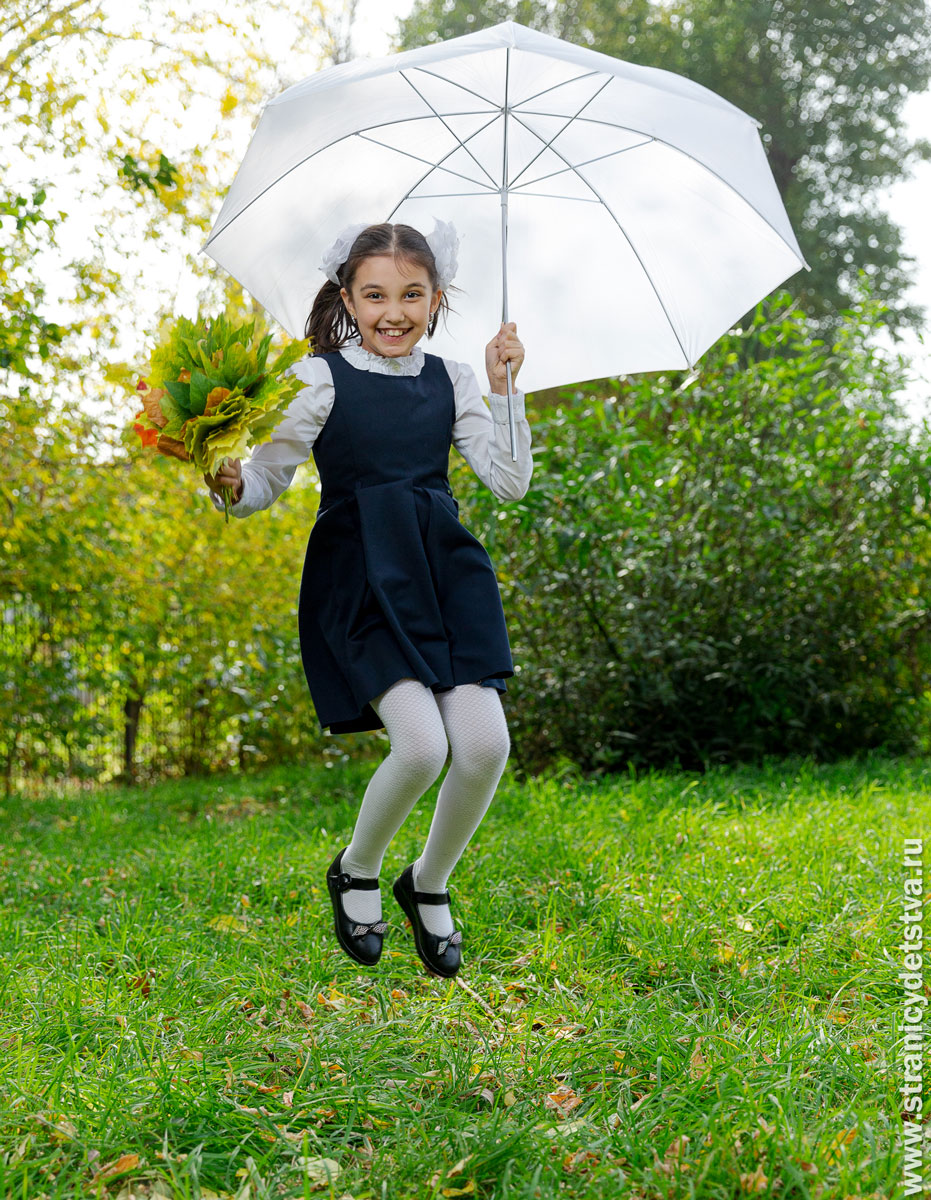 фотосъемка школьников золотой осенью девочка с зонтиком